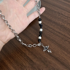 Collier croix gothique avec perles noires et blanches sur chaîne argentée pour hommes