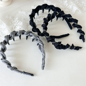Close-up of non-slip hairband teeth with twisted knit and shimmering pleated fabric
