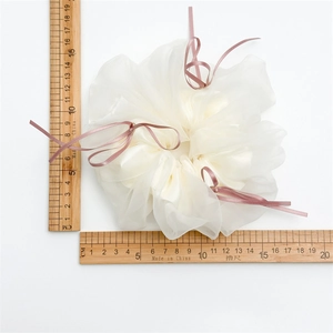 Chouchou en organza blanc de 15cm avec un nœud en ruban rose sur fond blanc doux