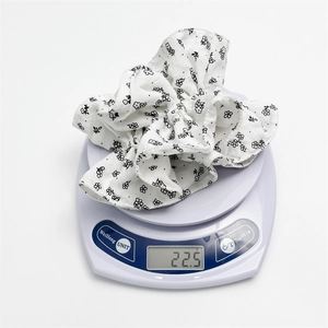 Chouchou en coton à fleurs avec motif noir sur tissu blanc pesant 22,5 grammes