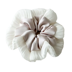 Elegante elastico per capelli in raso champagne e tulle bianco con ruches a petalo