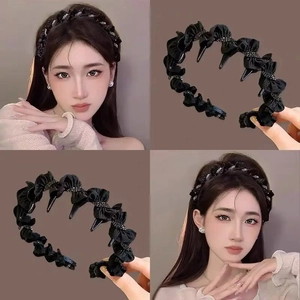 Detail of black pleated headband with teeth and sparkling rhinestones for hair volume