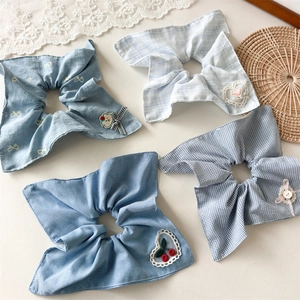 Lot de quatre chouchous style denim avec broderie cœur et détails en dentelle pour femme