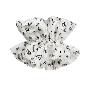 Grand chouchou en coton à motif floral noir et blanc avec bords plissés pour femmes