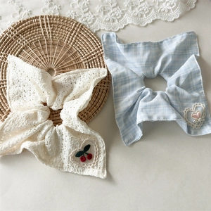 Lot de chouchous brodés avec dentelle cerise blanche et motif cœur à carreaux bleus