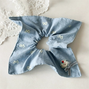 Détail du chouchou bleu clair avec motifs de nœuds, broderie d'ours et nœud en vichy