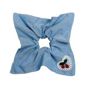Chouchou en denim bleu clair avec cœur cerise brodé et détails en dentelle blanche