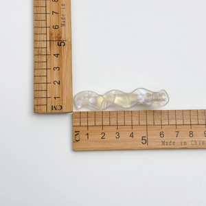 Fermaglio per capelli in acetato iridescente a forma di onda per donna, lungo 5,5 cm