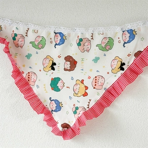 Détail de la bordure à volants vichy rouge et de l'imprimé mignon sur le foulard