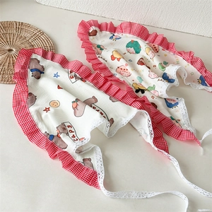 Détail de bandanas pour bébé avec volants vichy rouges, dentelle blanche et motifs cartoon