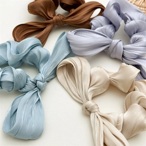 Lot de chouchous en satin avec nœud en marron, lavande, bleu ciel et crème pour femmes