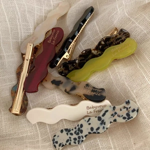 Fermagli per capelli ondulati in acetato colorato su lino per un elegante look francese