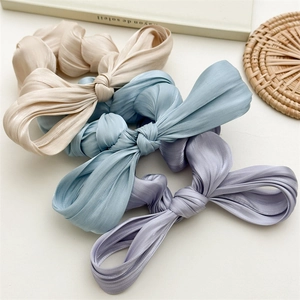 Lot de trois chouchous en satin à nœud en champagne, bleu clair et lavande avec texture plissée