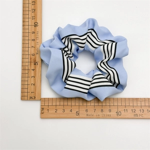 Chouchou rayé bleu pour femmes avec vue de mesure de 10 cm de diamètre