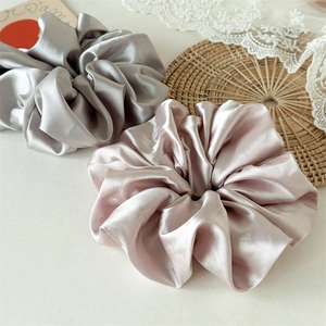 Chouchous élégants en satin de soie gris argenté et rose champagne pour coiffure