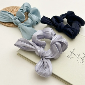 Lot de trois chouchous en satin plissé avec nœuds en bleu, lilas et bleu marine