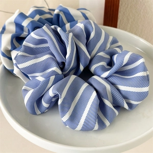 Gros plan de deux chouchous à rayures bleues et blanches sur une assiette en céramique