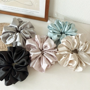 Lot de cinq chouchous élégants en satin de soie en argent, bleu, beige, rose et noir