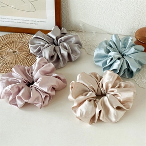 Chouchous élégants en satin surdimensionnés en quatre couleurs pastel soyeuses