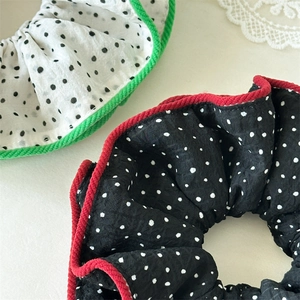 Chouchous à pois avec coutures contrastées en styles noir et blanc élégants