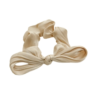 Chouchou élégant en satin de soie champagne avec grand nœud pour coiffure de femme