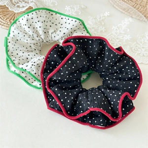 Gros plan de chouchous à pois bicolores avec bordure contrastée et tissu à texture gaufrée