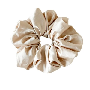 Chouchou en satin champagne de luxe avec texture en soie plissée pour femmes élégantes