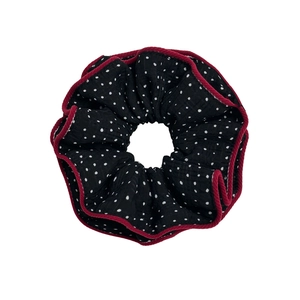 Chouchou à pois noirs et blancs avec bordure rouge sur fond blanc pour coiffure chic