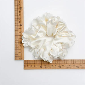 Eleganter cremefarbener Satin-Haargummi mit weißer Spitze und 10,5 cm Durchmesser