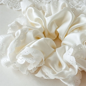 Eleganter cremefarbener Satin-Haargummi mit zarter Spitze für einen stilvollen Look