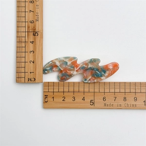 Detailed size display of the wavy marble pattern hair clip showing 7.5 cm length