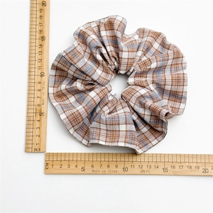 Großer Vintage-Karo-Haargummi mit braun-blauem Karomuster und 14 cm Durchmesser