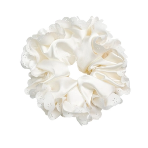 Eleganter elfenbeinfarbener Satin Scrunchie mit Vintage-Spitzendetails und Stickerei