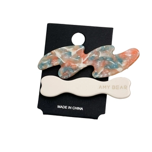 Set of 2 minimalist acetate hair clips with marble patterns and wavy duckbill design