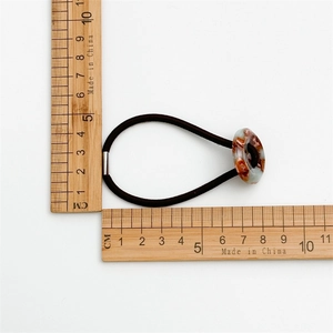 Élastique à cheveux minimaliste avec ornement en résine ambrée, mesurant 5 cm de diamètre