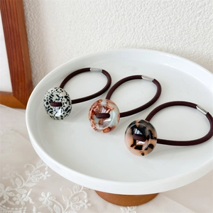 Lot de trois chouchous minimalistes en acétate avec boutons aux motifs marbrés divers