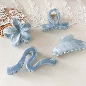 Lot de 4 pinces à cheveux marbrées bleues avec motifs de fleurs et de papillons