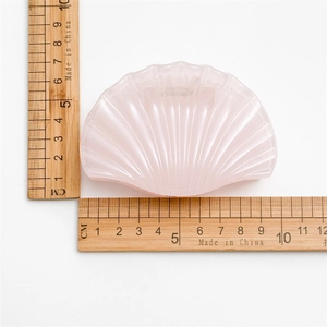 Pince à cheveux coquillage rose pâle au fini nacré, dimensions 8,5 cm par 5 cm