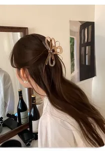 Gros plan d'une élégante pince à cheveux nœud ambre portée par un mannequin en décor
