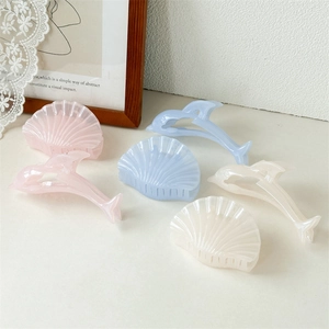Pinces à cheveux nacrées en forme de coquillage et dauphin, tons rose, bleu et blanc