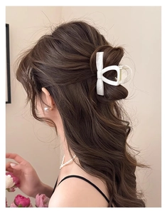 Détail d'une grande pince à cheveux blanche avec texture marbrée nacrée élégante