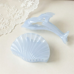 Set de pinces à cheveux dauphin et coquillage bleu clair nacré au design minimaliste