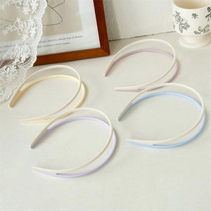 Detail of cream double-layered acrylic headbands with non-slip teeth for secure styling