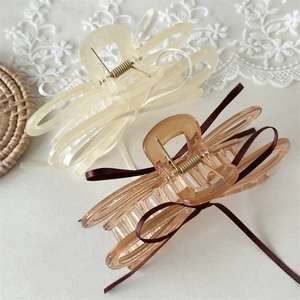 Pinces à cheveux en acrylique avec nœud en ruban beige et ambre au style balletcore