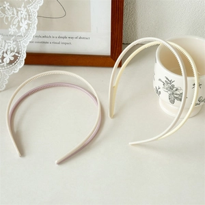 Detail of cream double-layered acrylic headband with non-slip teeth and glossy finish
