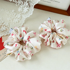 Florale satijnen scrunchies set met bloemenpatronen en een strik voor een elegant kapsel