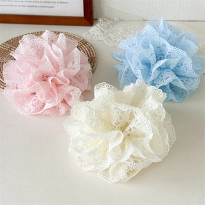 Chouchous en dentelle fleur d'hortensia en rose, bleu et crème sur un bureau chaleureux