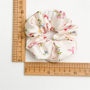 Bloemen satijnen scrunchie met roze bloemen en strikjes toont 11cm diameter maat