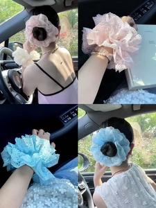 Gros plan de chouchous en dentelle multicouche en rose pastel et bleu clair doux
