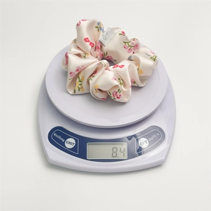 Roze zijden scrunchie met bloemen op een weegschaal van 8,4g voor lichte haaraccessoires